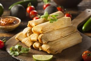 Tamales caseros de elote y pollo listos para comer